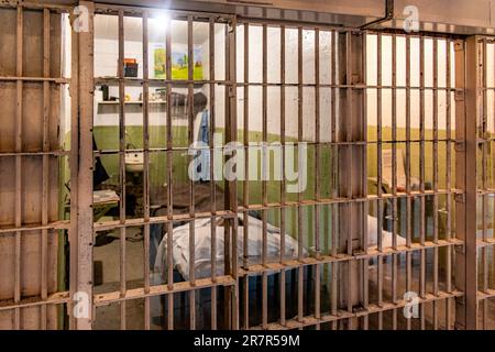 San Francisco, USA, 16. Juni 2023: Zellen von Frank Morris und Anglin, die aus dem Hochsicherheitsgefängnis von Alcatraz geflohen sind. Stockfoto