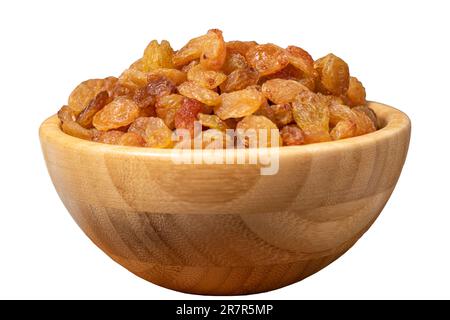 Rosinen auf weißem Hintergrund isoliert. Sonnengetrocknete Trauben in einer Holzschüssel. Superfood. Vegetarisches Speisenkonzept. Gesunde Snacks. Schließen Stockfoto