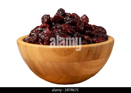 Getrocknete Cranberry in Schüssel. Ökologische landwirtschaftliche Erzeugnisse. Sonnengetrocknete Cranberry, isoliert auf weißem Hintergrund Stockfoto