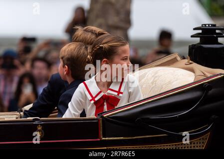 The Mall, Westminster, London, Großbritannien. 17. Juni 2023. Die Royal Family und die Massen und Truppen sind die Mall zur Horse Guards Parade für die Trooping of the Colour Zeremonie hinuntergereist. Es ist der erste unter der Herrschaft von König Karl III., der auf einem Pferd ritt. Die Königin Camilla, Catherine und Kinder und andere Königsfamilie fuhren in Kutschen. Prinzessin Charlotte blickt nach vorne Stockfoto