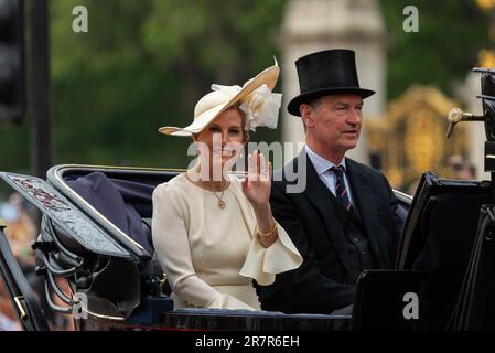 The Mall, Westminster, London, Großbritannien. 17. Juni 2023. Die Royal Family und die Massen und Truppen sind die Mall zur Horse Guards Parade für die Trooping of the Colour Zeremonie hinuntergereist. Es ist der erste unter der Herrschaft von König Karl III., der auf einem Pferd ritt. Sophie, Herzogin von Edinburgh, fuhr mit Sir Timothy Laurence in einer Kutsche Stockfoto