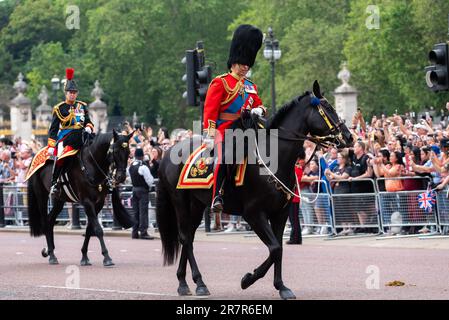 The Mall, Westminster, London, Großbritannien. 17. Juni 2023. Die Royal Family und die Massen und Truppen sind die Mall zur Horse Guards Parade für die Trooping of the Colour Zeremonie hinuntergereist. Es ist der erste unter der Herrschaft von König Karl III., der auf einem lustigen Pferd namens Noble ritt Stockfoto