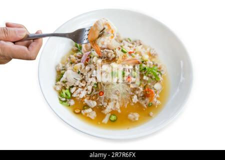 Würziger Glasnudelsalat, gemischte Garnelen auf weiß isoliert. Stockfoto