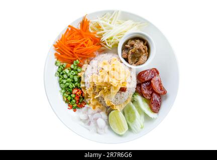 Die Schnitte von Thai-Essen, Reis gewürzt mit Garnelenpastenrezept in schwarzer Platte auf weiß isoliert. Stockfoto