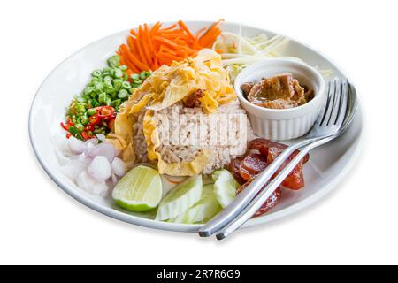 Die Schnitte von Thai-Essen, Reis gewürzt mit Garnelenpastenrezept in schwarzer Platte auf weiß isoliert. Stockfoto