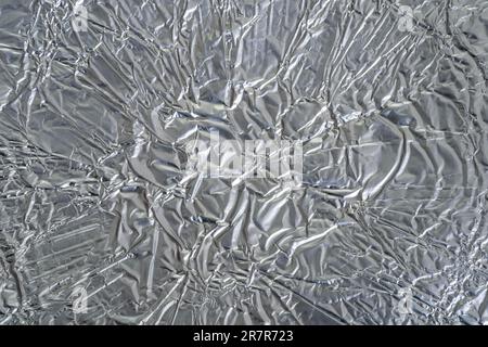 Makrostruktur zerknitterter Aluminiumfolie für die Küche Stockfoto