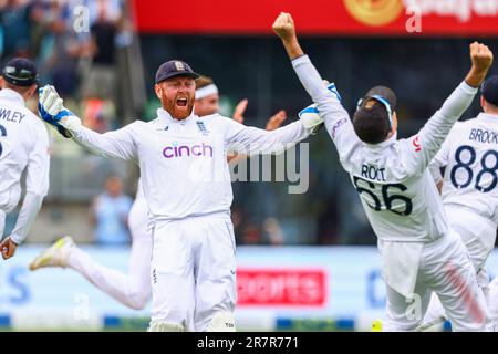 Birmingham, Großbritannien. 17. Juni 2023. Englands Jonny Bairstow feiert, dass er den Fang der australischen Marnus Labushchagne vom Bug von Stuart Broad während des ersten Ashes-Tests in Edgbaston nahm. Das Bild sollte lauten: Ben Whitley/Alamy Live News. Stockfoto