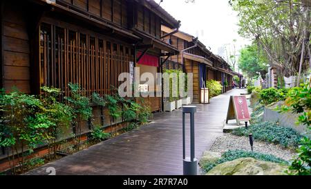 Eine Einkaufsstraße im japanischen Stil in Taipei, Taiwan. Es gibt viele Geschäfte mit Holzfassade. Stockfoto