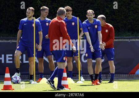 ZEIST - (lr) Teun Koopmeiners, Joey Veerman, Holland Coach Ronald Koeman, Mats Wieffer, Daley Blind während eines Trainings der niederländischen Nationalmannschaft am KNVB Campus am 17. Juni 2023 in Zeist, Niederlande. Die niederländische Nationalmannschaft bereitet sich auf den 3. Und 4. Platz in der Völkerliga gegen Italien vor. ANP MAURICE VAN STONE Credit: ANP/Alamy Live News Stockfoto