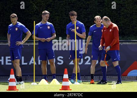 ZEIST - (lr) Teun Koopmeiners, Joey Veerman, Mats Wieffer, Daley Blind, Holland Coach Ronald Koeman während eines Trainings der niederländischen Nationalmannschaft am KNVB Campus am 17. Juni 2023 in Zeist, Niederlande. Die niederländische Nationalmannschaft bereitet sich auf den 3. Und 4. Platz in der Völkerliga gegen Italien vor. ANP MAURICE VAN STONE Credit: ANP/Alamy Live News Stockfoto