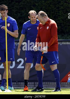 ZEIST - (lr) Daley Blind, Holland Coach Ronald Koeman während einer Schulung der niederländischen Nationalmannschaft am KNVB Campus am 17. Juni 2023 in Zeist, Niederlande. Die niederländische Nationalmannschaft bereitet sich auf den 3. Und 4. Platz in der Völkerliga gegen Italien vor. ANP MAURICE VAN STONE Credit: ANP/Alamy Live News Stockfoto