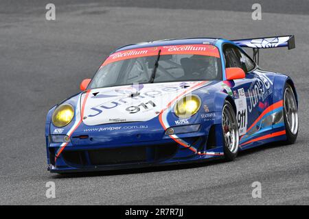 Scarperien, 2. April 2023: Porsche 997 GT3 R Jahr 2008 in Aktion während des Mugello Classic 2023 auf dem Mugello Circuit in Italien. Stockfoto