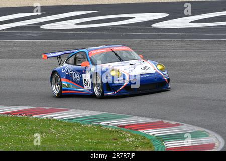 Scarperien, 2. April 2023: Porsche 997 GT3 R Jahr 2008 in Aktion während des Mugello Classic 2023 auf dem Mugello Circuit in Italien. Stockfoto