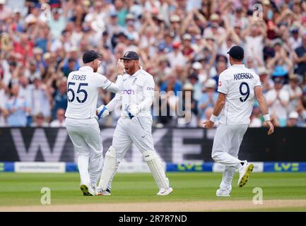 Der englische Jonny Bairstow feiert, dass er am zweiten Tag des ersten Ashes-Testspiels in Edgbaston, Birmingham, die australische Marnus Labuschagne (nicht abgebildet) erlebt hat. Foto: Samstag, 17. Juni 2023. Stockfoto