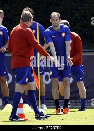 ZEIST - Daley Blind, Holland Coach Ronald Koeman während eines Trainings der niederländischen Nationalmannschaft am KNVB Campus am 17. Juni 2023 in Zeist, Niederlande. Die niederländische Nationalmannschaft bereitet sich auf den 3. Und 4. Platz in der Völkerliga gegen Italien vor. ANP MAURICE VAN STONE Credit: ANP/Alamy Live News Stockfoto