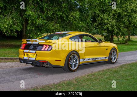 2018 Yellow Ford Mustang GT Ti-VCT V8 45 Fastback-Coupé; eine Reihe seltener, aufregender und ungewöhnlicher Fahrzeugliebhaber und Teilnehmer an der Ausstellung Worden Park Motor Village, Leyland Festival, Großbritannien Stockfoto