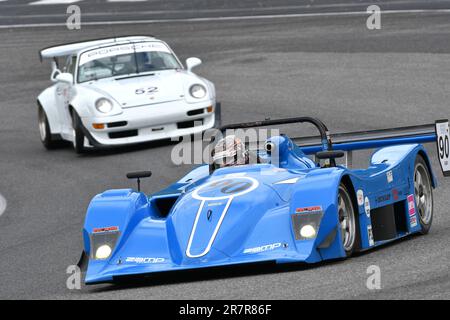Scarperien, 2. April 2023: Lola B2K40, Jahr 2000 in Aktion während des Mugello Classic 2023 auf dem Mugello Circuit in Italien. Stockfoto