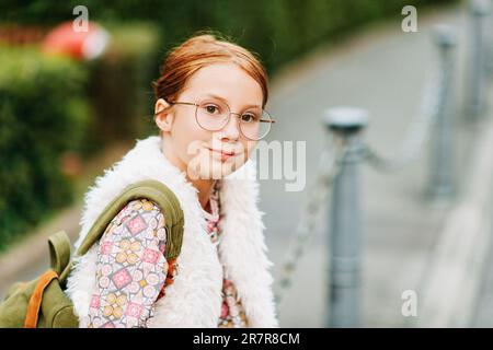 Außenporträt eines bezaubernden 10-12-jährigen Mädchens mit Rucksack Stockfoto