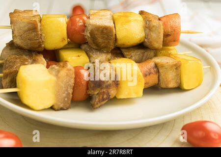 Gebratenes Fleisch mit Gemüse auf offenem Feuer, Essenshintergrund mit Kopierbereich. Gegrilltes Fleisch, Barbecue am offenen Feuer Stockfoto