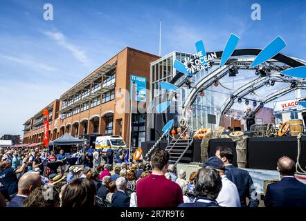 SCHEVENINGEN - öffentlich am Flaggentag, dem Beginn der Heringssaison. Der offizielle Beginn der Saison wurde verschoben, weil der Hering noch nicht fett genug ist, aber Vlaggetjesdag wird weitermachen. ANP REMKO DE WAAL niederlande raus - belgien raus Stockfoto