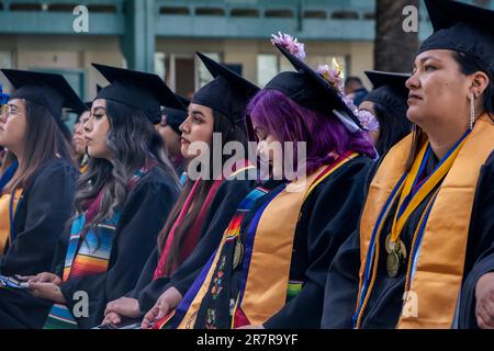 Das Southwestern College feierte seine Abschlussfeier nach Tijuana für 64 Studenten, die Familie haben, die nicht die Grenze nach San Diego County für die Veranstaltung auf dem Campus des Colleges überqueren konnten. Die Veranstaltung fand im Escuela Preparatoria Federal Lázaro Cárdenas in Tijuana statt. Vertreter des Southwestern College sagen, dass sie sich verpflichtet haben, eine Kultur des Bi-Nationalismus in die Bildung zu bringen und das California Assembly Bill 91 zu unterstützen, das jedem, der im Umkreis von 45 Meilen von der mexikanischen Grenze zu San Diego und Imperial Counties wohnt, staatliche Studiengebühren für das California Community College gewährt. 15. Juni 2023. (Matt Stockfoto