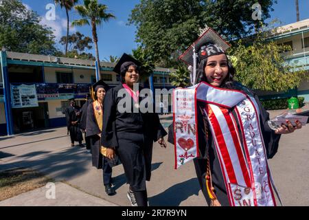 Das Southwestern College feierte seine Abschlussfeier nach Tijuana für 64 Studenten, die Familie haben, die nicht die Grenze nach San Diego County für die Veranstaltung auf dem Campus des Colleges überqueren konnten. Die Veranstaltung fand im Escuela Preparatoria Federal Lázaro Cárdenas in Tijuana statt. Vertreter des Southwestern College sagen, dass sie sich verpflichtet haben, eine Kultur des Bi-Nationalismus in die Bildung zu bringen und das California Assembly Bill 91 zu unterstützen, das jedem, der im Umkreis von 45 Meilen von der mexikanischen Grenze zu San Diego und Imperial Counties wohnt, staatliche Studiengebühren für das California Community College gewährt. 15. Juni 2023. (Matt Stockfoto