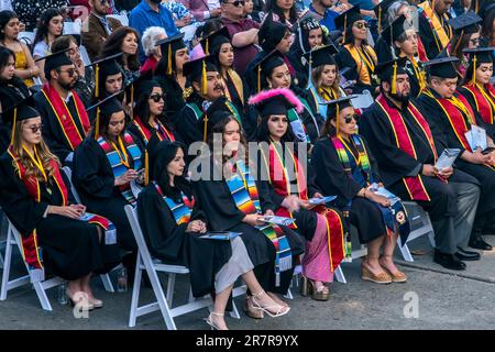 Das Southwestern College feierte seine Abschlussfeier nach Tijuana für 64 Studenten, die Familie haben, die nicht die Grenze nach San Diego County für die Veranstaltung auf dem Campus des Colleges überqueren konnten. Die Veranstaltung fand im Escuela Preparatoria Federal Lázaro Cárdenas in Tijuana statt. Vertreter des Southwestern College sagen, dass sie sich verpflichtet haben, eine Kultur des Bi-Nationalismus in die Bildung zu bringen und das California Assembly Bill 91 zu unterstützen, das jedem, der im Umkreis von 45 Meilen von der mexikanischen Grenze zu San Diego und Imperial Counties wohnt, staatliche Studiengebühren für das California Community College gewährt. 15. Juni 2023. (Matt Stockfoto