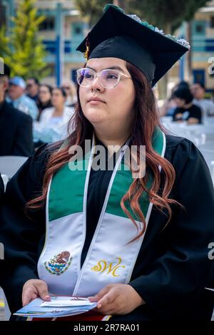 Das Southwestern College feierte seine Abschlussfeier nach Tijuana für 64 Studenten, die Familie haben, die nicht die Grenze nach San Diego County für die Veranstaltung auf dem Campus des Colleges überqueren konnten. Die Veranstaltung fand im Escuela Preparatoria Federal Lázaro Cárdenas in Tijuana statt. Vertreter des Southwestern College sagen, dass sie sich verpflichtet haben, eine Kultur des Bi-Nationalismus in die Bildung zu bringen und das California Assembly Bill 91 zu unterstützen, das jedem, der im Umkreis von 45 Meilen von der mexikanischen Grenze zu San Diego und Imperial Counties wohnt, staatliche Studiengebühren für das California Community College gewährt. 15. Juni 2023. (Matt Stockfoto