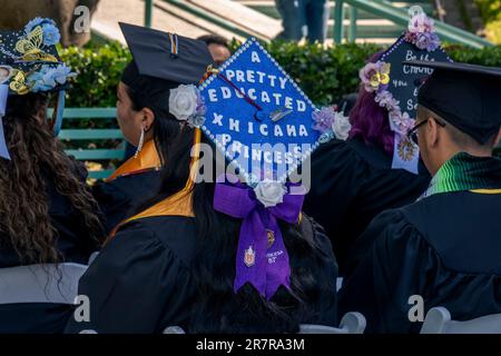 Das Southwestern College feierte seine Abschlussfeier nach Tijuana für 64 Studenten, die Familie haben, die nicht die Grenze nach San Diego County für die Veranstaltung auf dem Campus des Colleges überqueren konnten. Die Veranstaltung fand im Escuela Preparatoria Federal Lázaro Cárdenas in Tijuana statt. Vertreter des Southwestern College sagen, dass sie sich verpflichtet haben, eine Kultur des Bi-Nationalismus in die Bildung zu bringen und das California Assembly Bill 91 zu unterstützen, das jedem, der im Umkreis von 45 Meilen von der mexikanischen Grenze zu San Diego und Imperial Counties wohnt, staatliche Studiengebühren für das California Community College gewährt. 15. Juni 2023. (Matt Stockfoto