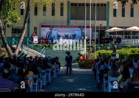 Das Southwestern College feierte seine Abschlussfeier nach Tijuana für 64 Studenten, die Familie haben, die nicht die Grenze nach San Diego County für die Veranstaltung auf dem Campus des Colleges überqueren konnten. Die Veranstaltung fand im Escuela Preparatoria Federal Lázaro Cárdenas in Tijuana statt. Vertreter des Southwestern College sagen, dass sie sich verpflichtet haben, eine Kultur des Bi-Nationalismus in die Bildung zu bringen und das California Assembly Bill 91 zu unterstützen, das jedem, der im Umkreis von 45 Meilen von der mexikanischen Grenze zu San Diego und Imperial Counties wohnt, staatliche Studiengebühren für das California Community College gewährt. 15. Juni 2023. (Matt Stockfoto