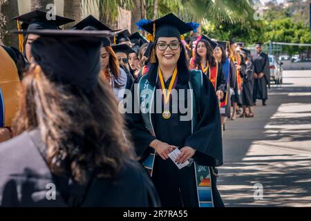 Das Southwestern College feierte seine Abschlussfeier nach Tijuana für 64 Studenten, die Familie haben, die nicht die Grenze nach San Diego County für die Veranstaltung auf dem Campus des Colleges überqueren konnten. Die Veranstaltung fand im Escuela Preparatoria Federal Lázaro Cárdenas in Tijuana statt. Vertreter des Southwestern College sagen, dass sie sich verpflichtet haben, eine Kultur des Bi-Nationalismus in die Bildung zu bringen und das California Assembly Bill 91 zu unterstützen, das jedem, der im Umkreis von 45 Meilen von der mexikanischen Grenze zu San Diego und Imperial Counties wohnt, staatliche Studiengebühren für das California Community College gewährt. 15. Juni 2023. (Matt Stockfoto