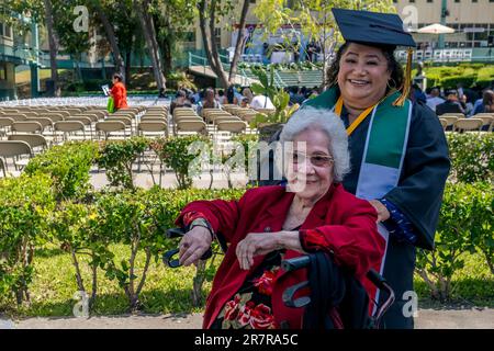 Das Southwestern College feierte seine Abschlussfeier nach Tijuana für 64 Studenten, die Familie haben, die nicht die Grenze nach San Diego County für die Veranstaltung auf dem Campus des Colleges überqueren konnten. Die Veranstaltung fand im Escuela Preparatoria Federal Lázaro Cárdenas in Tijuana statt. Vertreter des Southwestern College sagen, dass sie sich verpflichtet haben, eine Kultur des Bi-Nationalismus in die Bildung zu bringen und das California Assembly Bill 91 zu unterstützen, das jedem, der im Umkreis von 45 Meilen von der mexikanischen Grenze zu San Diego und Imperial Counties wohnt, staatliche Studiengebühren für das California Community College gewährt. 15. Juni 2023. (Matt Stockfoto