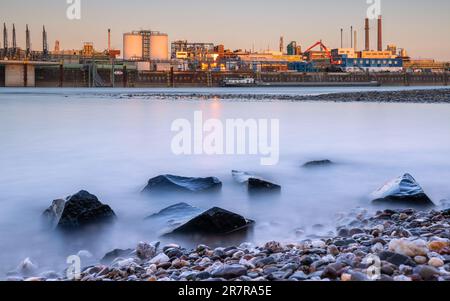 LEVERKUSEN, DEUTSCHLAND - 1. MÄRZ 2023: Industriegebiet des Chempark Leverkusen in der Nähe des Rheins bei Sonnenuntergang am 1. März 2023 in Nordrhein-Westpha Stockfoto