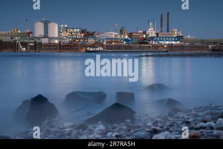 LEVERKUSEN, DEUTSCHLAND - 1. MÄRZ 2023: Industriegebiet des Chempark Leverkusen in der Nähe des Rheins bei Sonnenuntergang am 1. März 2023 in Nordrhein-Westpha Stockfoto