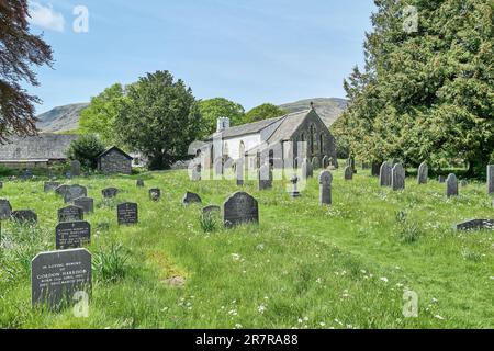 Commonwealth-Kriegsgrab und Friedhof für Einheimische im Friedhof von St. Andrew in Stonethwaite, Borrowdale Valley, Lake District, Cumbria, Engla Stockfoto