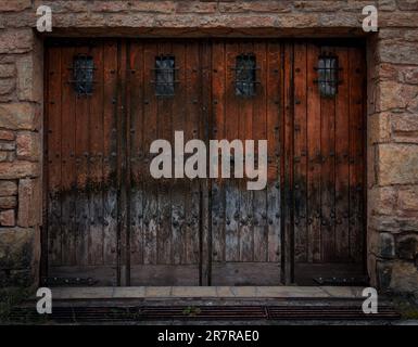 Parkhaus mit Holzkontrast Ich fand einen Bergsteig in Aiguafreda, Barcelona Stockfoto