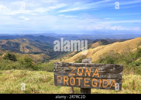 Eine wunderschöne Landschaft von der Straße zwischen Monteverde und Limonal mit Blick über die Berge bis zum Meer in Costa Rica Stockfoto