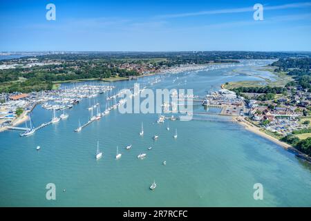 Luftfoto entlang des Hamble River in Hampshire in Südengland, voller Segelboote auf Pontons zwischen Hamble Point und Warsash. Stockfoto