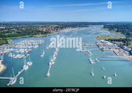 Blick aus der Vogelperspektive auf den Hamble River in Hampshire im Süden Englands, voller Segelboote auf Pontons zwischen Hamble Point und Warsash. Stockfoto