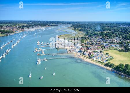 Warsash auf dem Fluss Hamble in Hampshire mit Segelbooten und Yachten auf Pontons und Stegen, Luftaufnahme. Stockfoto