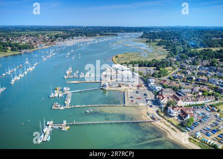 Warsash auf dem Fluss Hamble in Hampshire mit Segelbooten und Yachten auf Pontons und Stegen, Luftfoto. Stockfoto