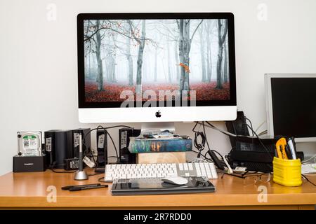 IMac Apple Computer auf dem Arbeitstisch in modernem Studio-Setting Stockfoto