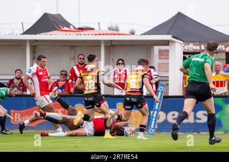 Hull, UK. 17. Juni 2023 Viertelfinale des Betfred Rugby League Challenge Cup: Hull KR gegen Salford Red Devils. Kane Linnett, Hull KR, macht einen Versuch. Kredit Paul Whitehurst/Alamy Live News Stockfoto