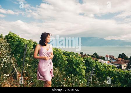 Sommerportrait von hübschen jungen Weinbergen bei Sonnenuntergang, Genfer See und Berge in Haute-Savoie, Auvergne-Rhone-Alpes Stockfoto