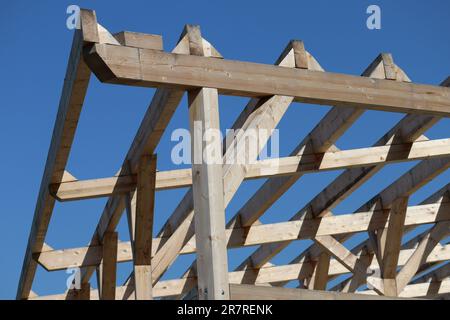 Neue große hölzerne Pergola gegen den blauen Himmel Stockfoto