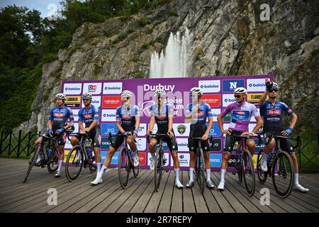 Durbuy, Belgien. 17. Juni 2023. Alpecin-Deceuninck-Fahrer zu Beginn der Stufe 4 des Radrennen Baloise Belgium Tour, von und nach Durbuy (172, 6 km) am Samstag, den 17. Juni 2023. BELGA FOTO DAVID STOCKMAN Kredit: Belga News Agency/Alamy Live News Stockfoto