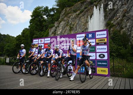 Durbuy, Belgien. 17. Juni 2023. Israel-Premier Tech Riders zu Beginn der Etappe 4 des Radrennens Baloise Belgium Tour, von und nach Durbuy (172, 6 km) am Samstag, den 17. Juni 2023. BELGA FOTO DAVID STOCKMAN Kredit: Belga News Agency/Alamy Live News Stockfoto