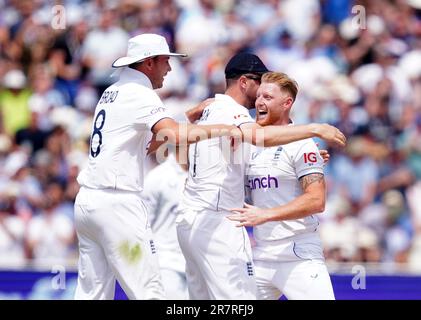 Ben Stokes aus England (rechts) feiert mit Teamkollegen die LBW-Bewertung für Steve Smith aus Australien (nicht abgebildet) am zweiten Tag des ersten Ashes-Testspiels in Edgbaston, Birmingham. Foto: Samstag, 17. Juni 2023. Stockfoto