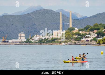 Eine Gruppe von Kanufahrern, die entlang der Küste von Alcanada, Alcudia, Mallorca, Balearen, Spanien segeln Stockfoto