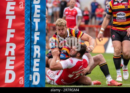 Hull, UK. 17. Juni 2023 Viertelfinale des Betfred Rugby League Challenge Cup: Hull KR gegen Salford Red Devils. Matty Storton, Hull KR, hat die Leitung überstanden. Kredit Paul Whitehurst/Alamy Live News Stockfoto